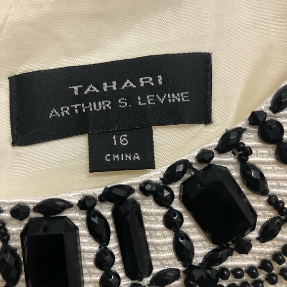 Gorgeous brand new Tahari Size 16US dress with beautiful beading! Very elegant. - Picture 4 of 8